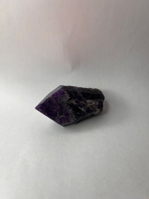 Amatista Natural (Pieza de 5 cm aproximadamente) – Calma y Transmutación